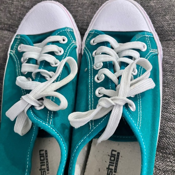 Stylish Dark Green Canvas Sneakers – Size 9 (US) / 43 (EU) - Picture 6 of 14